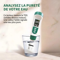 Testeur TDS 5 en 1 plongé dans l'eau, mesure des solides dissous pour analyser la pureté de l'eau au Maroc.