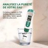 Testeur TDS 5 en 1 plongé dans l'eau, mesure des solides dissous pour analyser la pureté de l'eau au Maroc.