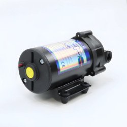 Pompe booster 600 GPD pour osmoseur direct flow, moteur compact 24V avec support anti-vibration au Maroc.