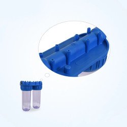 Boîtier filtre à eau double 10 pouces avec bouton de purge, vue sur la tête bleue du système de purification au Maroc.
